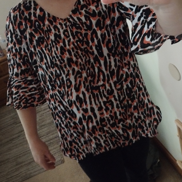 V neck peach,gray, black and white design top size Large - Picture 7 of 10